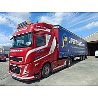 Peeters Volvo Aero Globetrotter XL 4x2 & Curtainside Trailer