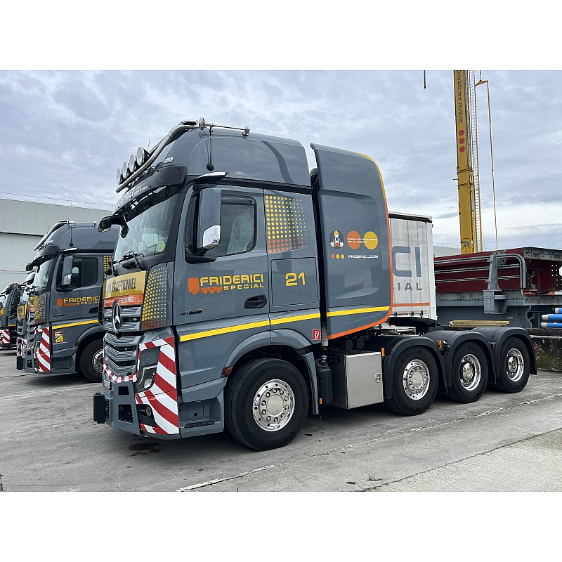 Friderici Mercedes Benz Actros Gigaspace & Lowloader Trailer