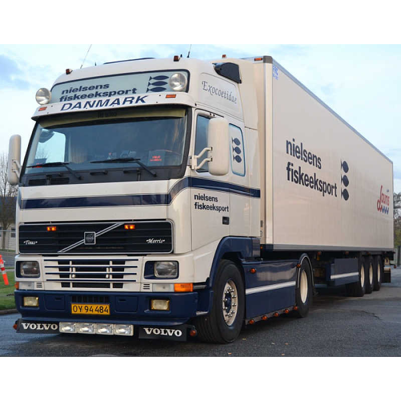 Nielsens Fiskeeksport Volvo FH12 Globetrotter XL & Reefer Trailer Nielsens Fiskeeksport Volvo FH12 Globetrotter XL & Reefer Trailer