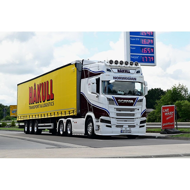Hakull - Thor Bjorn Osterhus Scania NGR Highline with 3-axle Tautliner